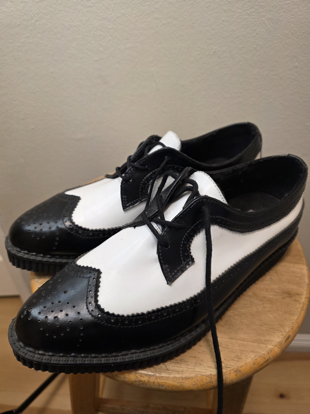 T.U.K. Black and White Men’s Wingtip Creeper Dress Shoes - Picture 3 of 6